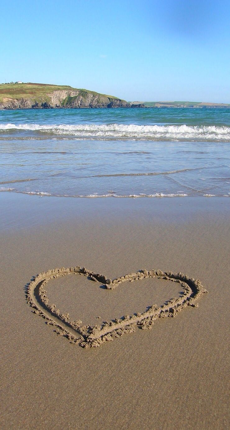740x1384 Love this romantic picture. Beach, iPhone 5s wallpaper, Phone on WallpaperBat