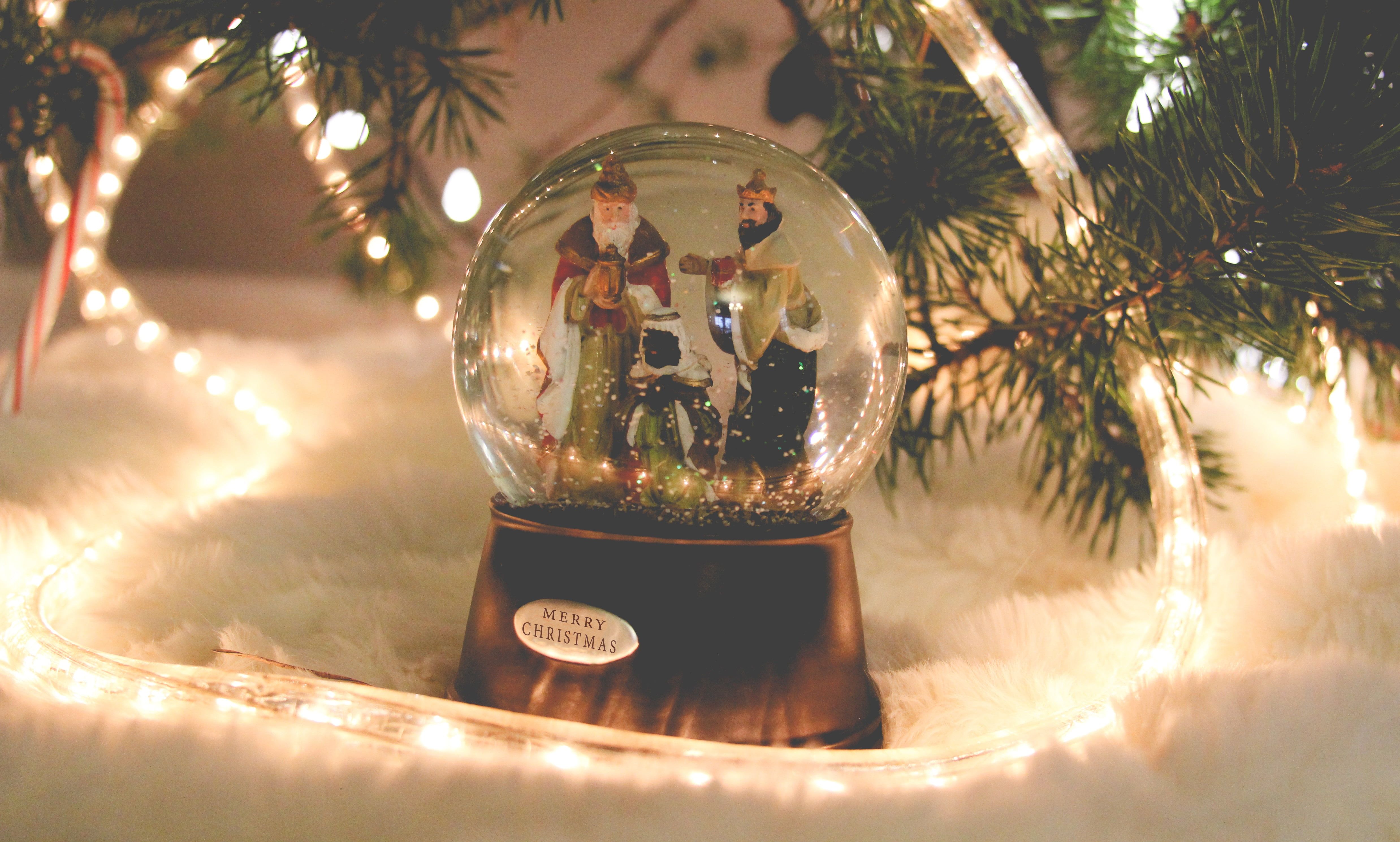 Christmas Snow Globe Wallpapers - 4k, HD Christmas Snow Globe