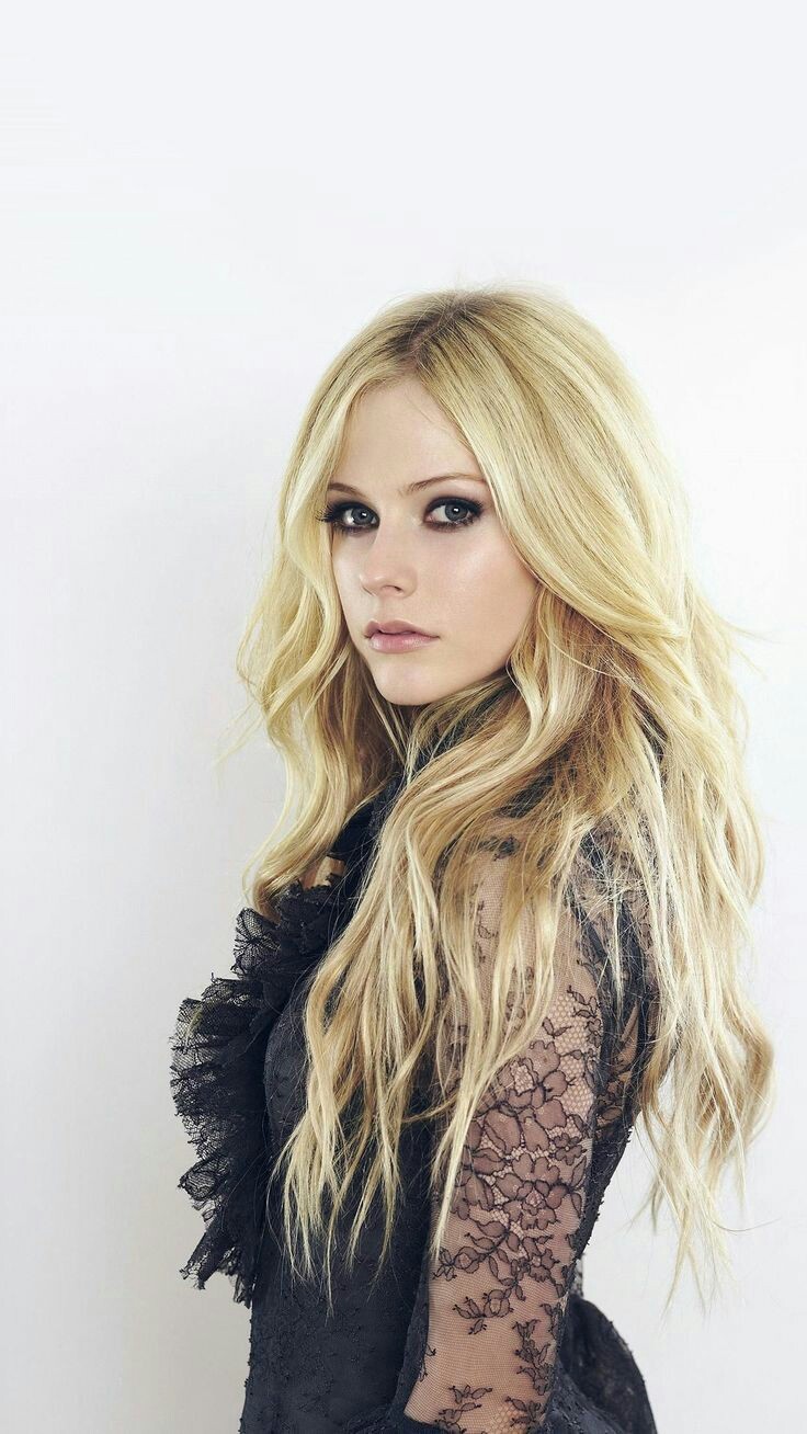 Avril Lavigne Wallpapers 4k Hd Avril Lavigne Backgrounds On Wallpaperbat