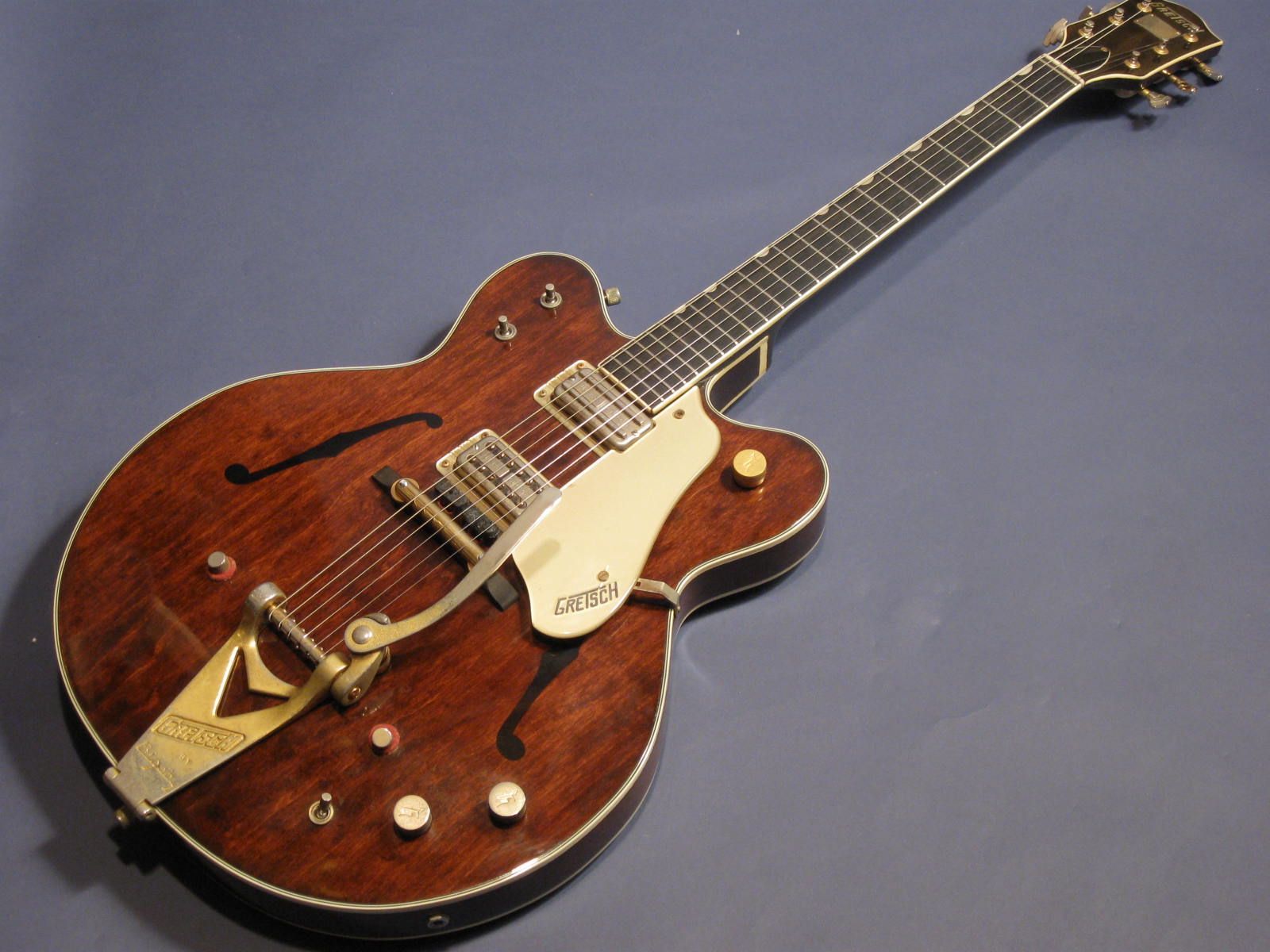 Гитара джорджа. Гретч Джорджа Харрисона. Gretsch Джорджа Харрисона. Джордж Харрисон с гитарой. Gretsch 6120t.