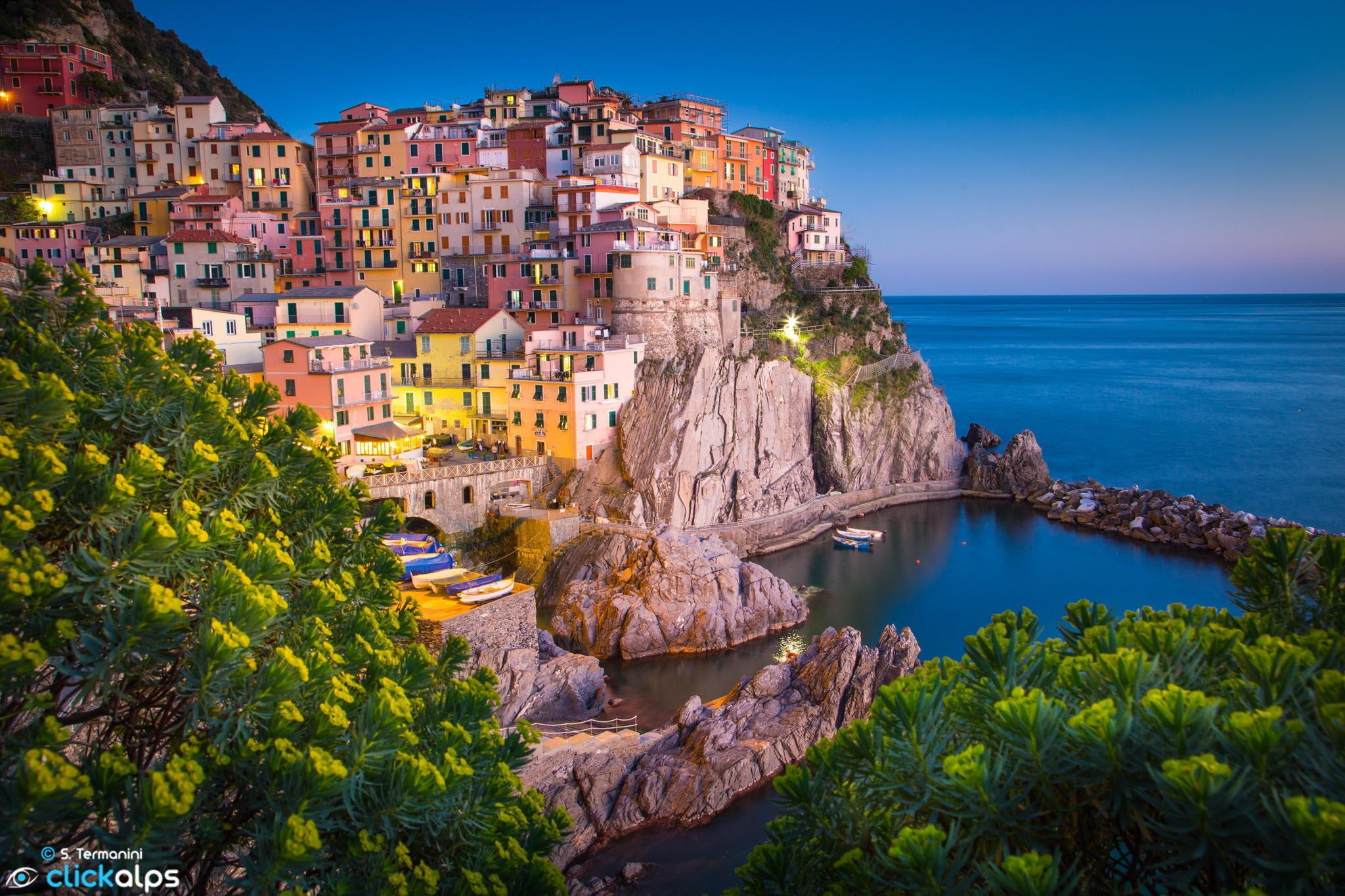 Italy this. Италия скала Манарола. Лигурия Манарола. Манарола Чинкве-Терре Италия. Cinque Terre Италия.