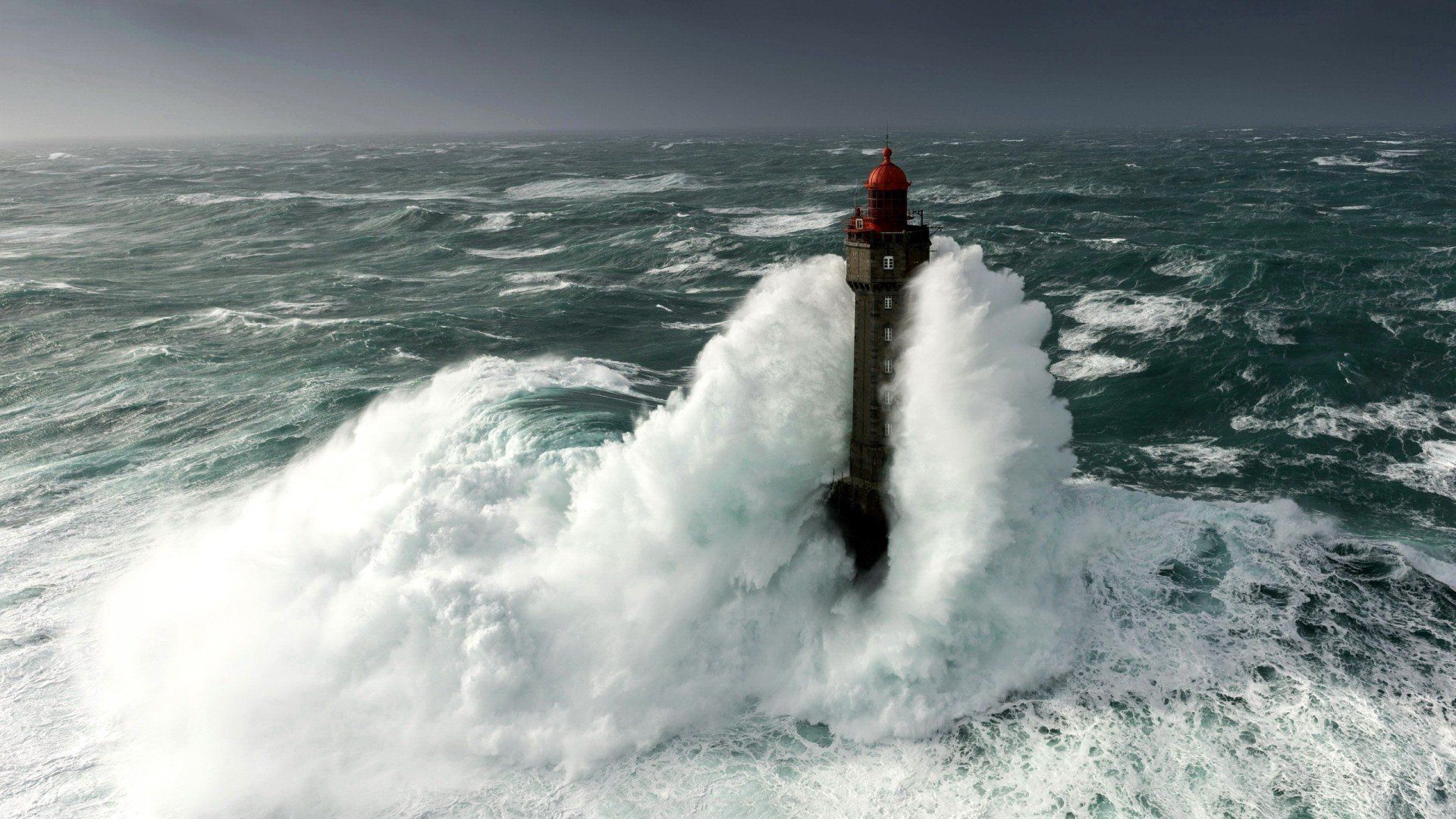 lighthouse keeper wave photo