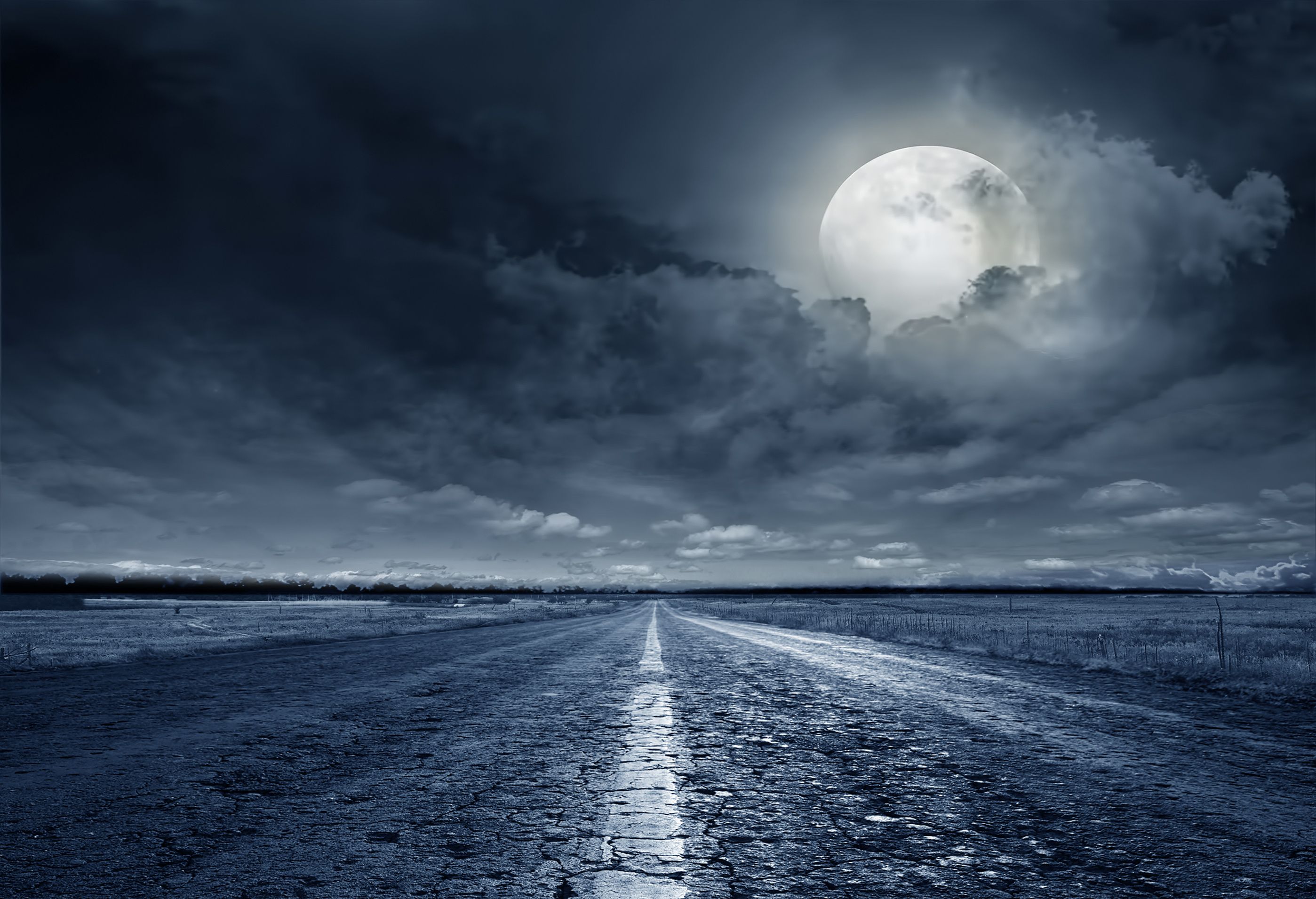 Долгая дорога и луна. Лунная дорога. Дорога к Луне. Обои Луна и дорога. Лунная дорога фото.