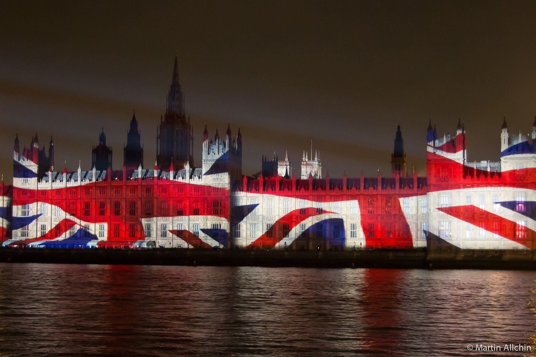 Лондон дата. Англия и Британия. Англия Великобритания Лондон флаг. Флаг Великобритании и Биг Бен. Парламент Великобритании здание флаг.