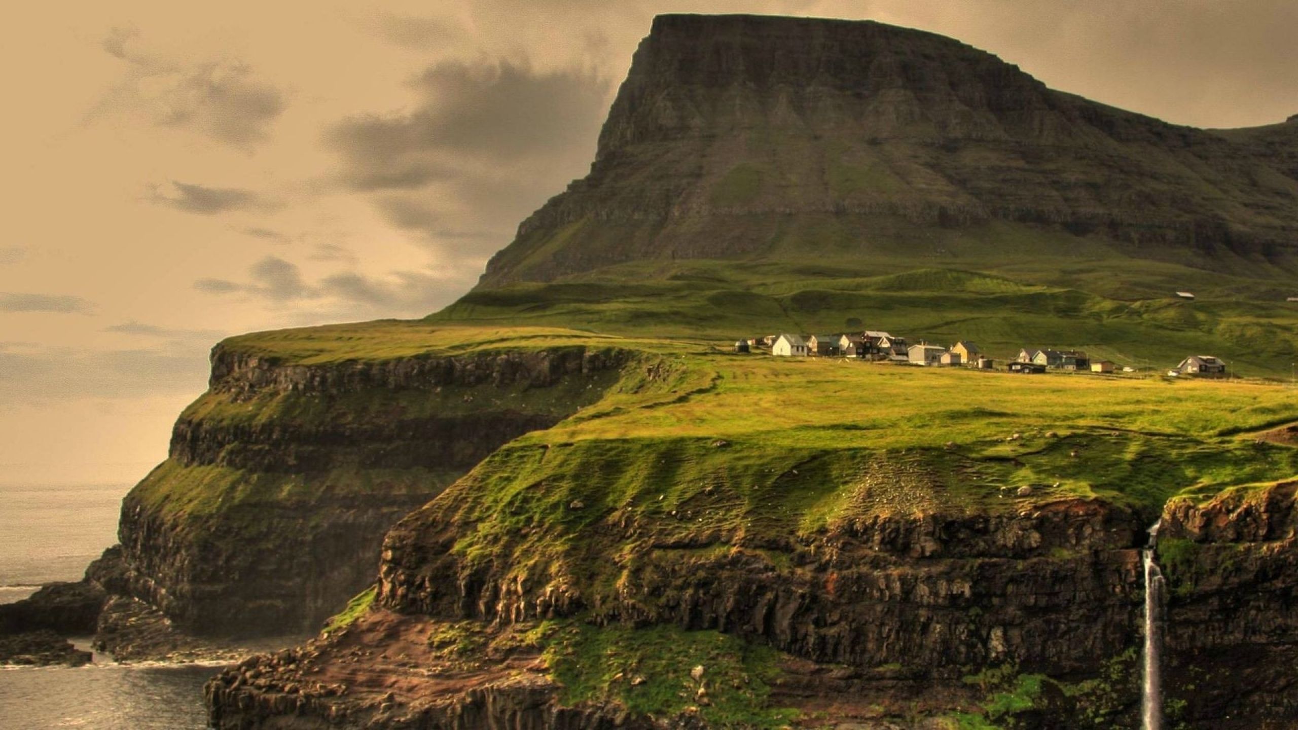 New ireland. Фарерские острова скалы. Луйтла-Дуймун Фарерские острова. Фарерские острова Утес. Клиффы в Ирландии.