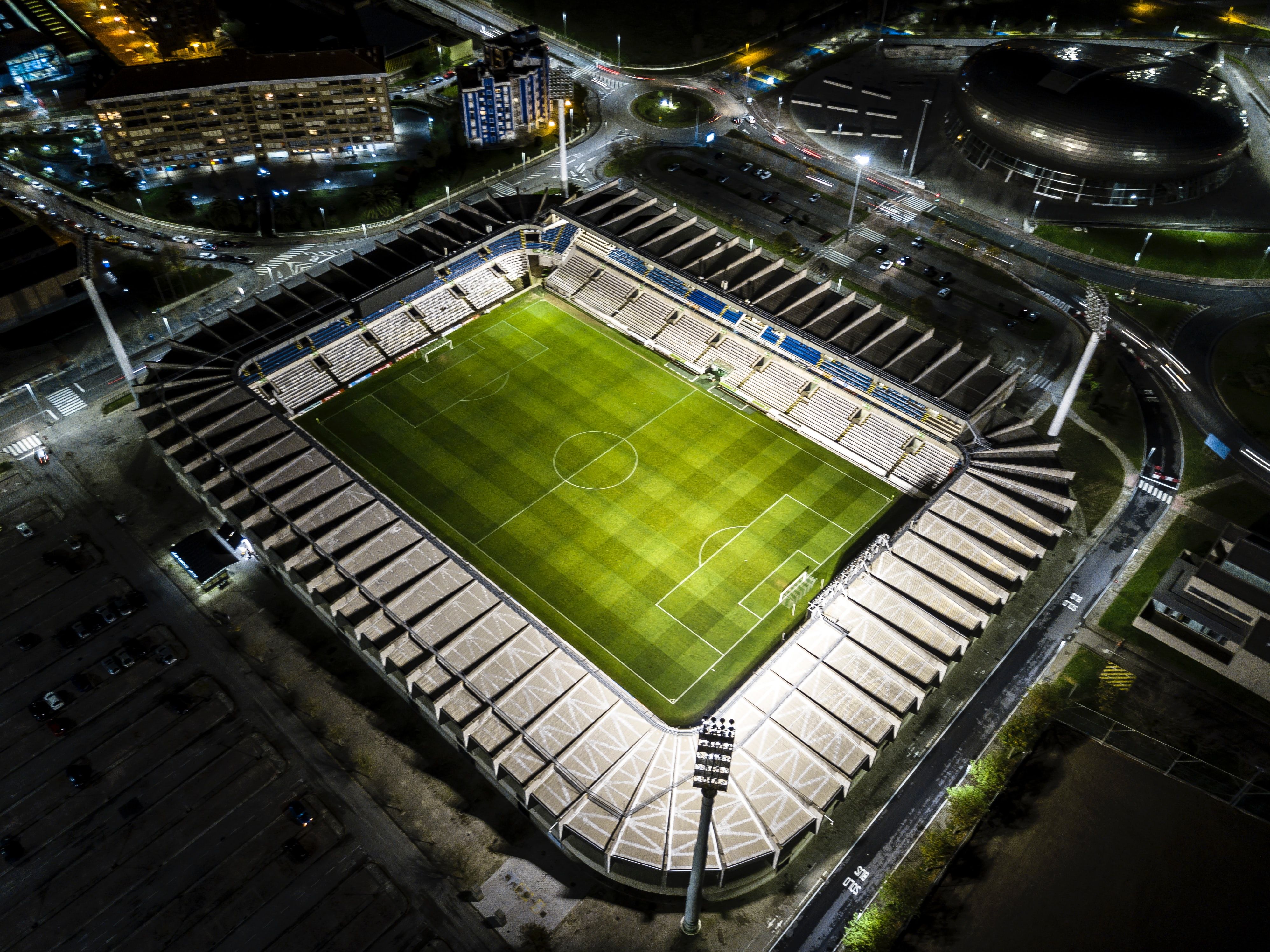 Стадион сверху. Стадион Эль Сардинеро Сантандер. На футбольном стадионе. Футбольное поле вид сверху. Футбольное поле стадион.