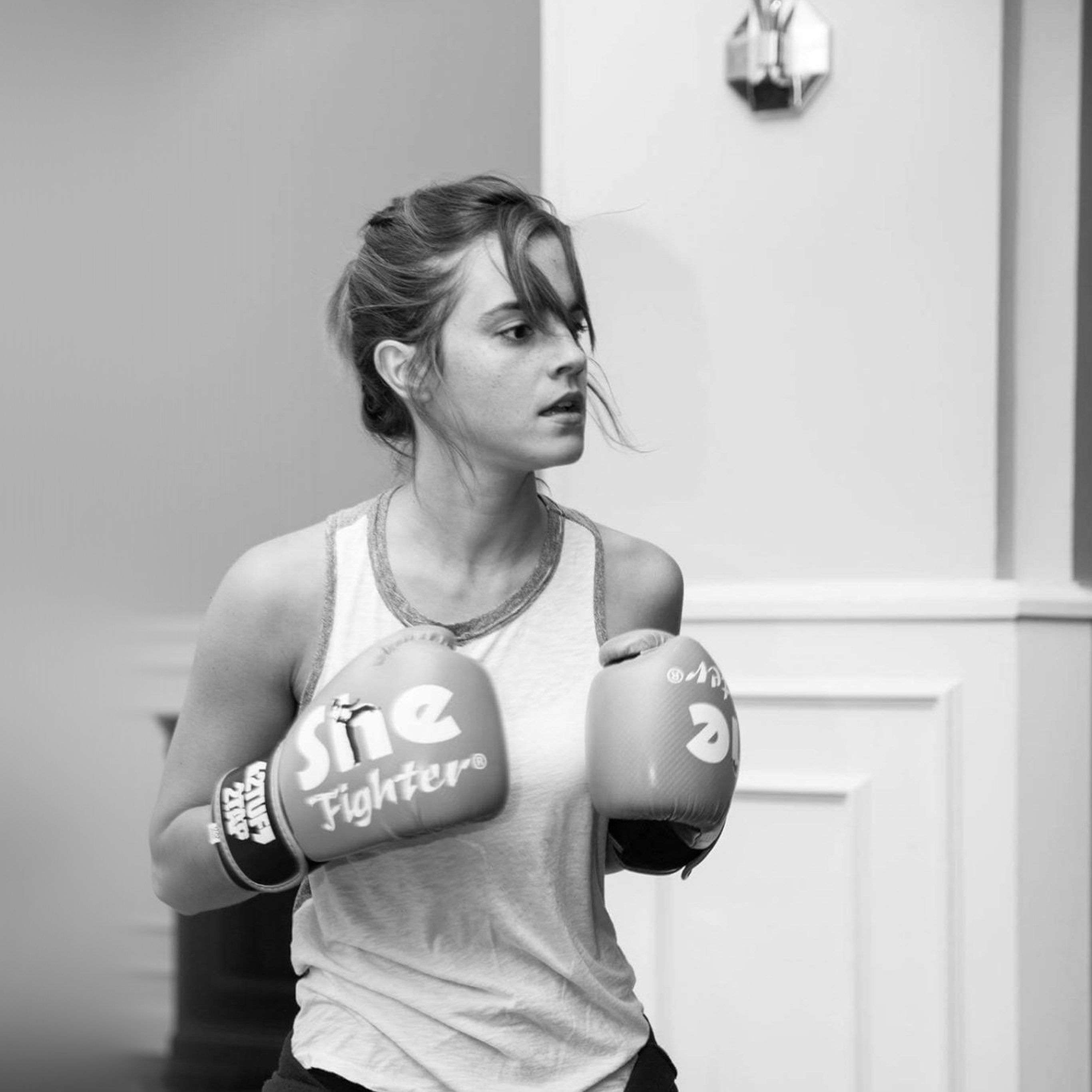 Эмма Уотсон в боксерских перчатках