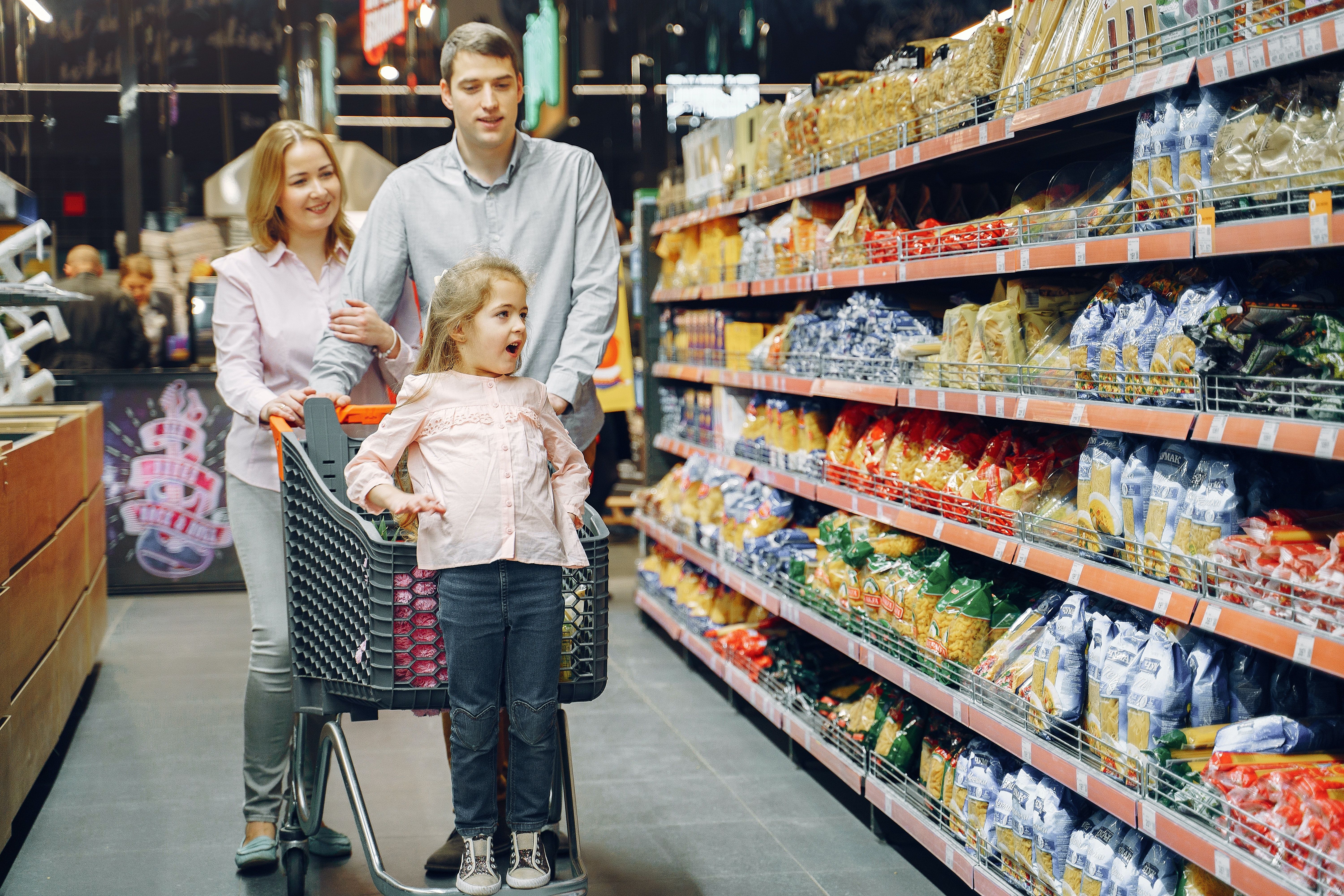 Одежда семья маркет. Семья в супермаркете. Семья с продуктами. Счастливая семья в супермаркете. Семья в магазине продуктов.