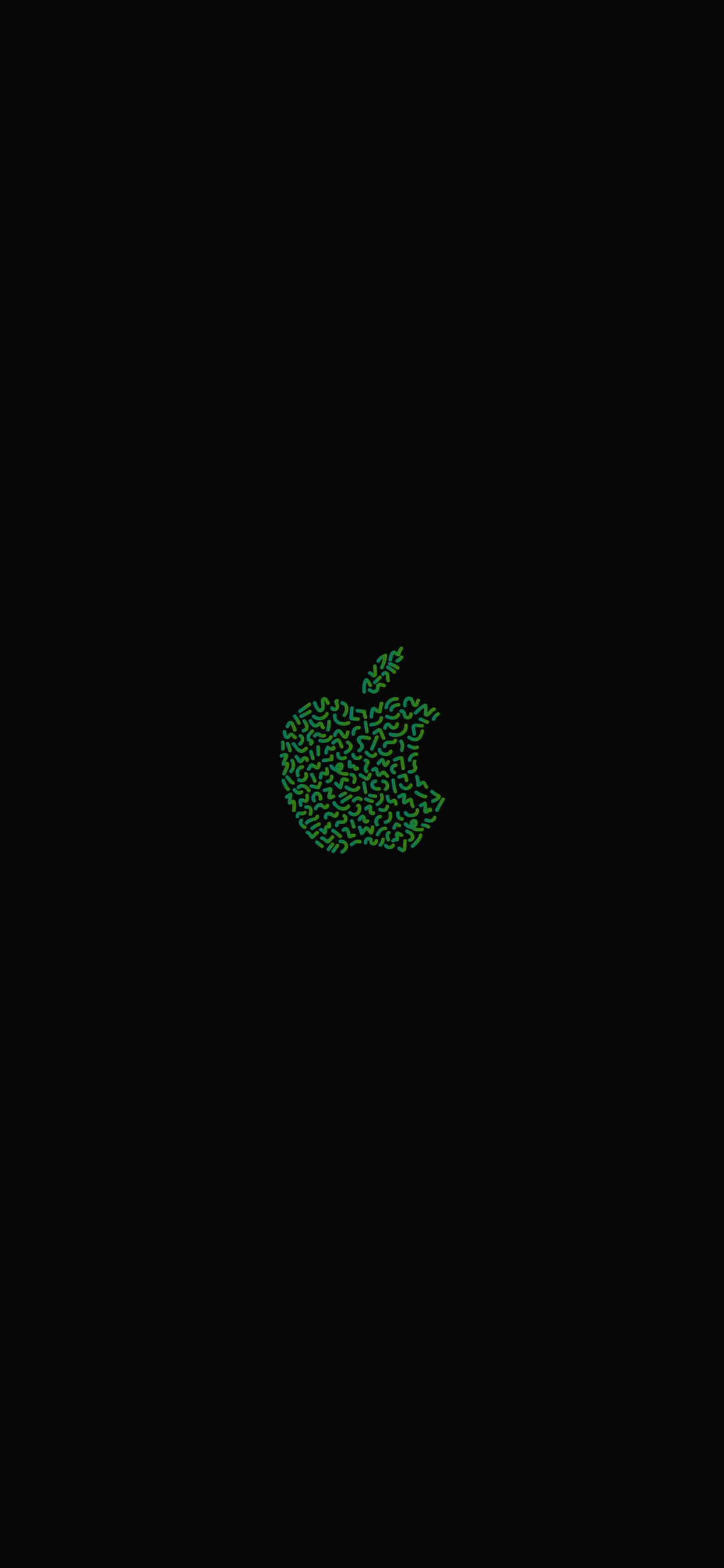 Обои 13 мини. Обои на айфон. Обои на айфон 13 мини. Зеленое яблоко на черном фоне. Обои на айфон 13 зеленые.