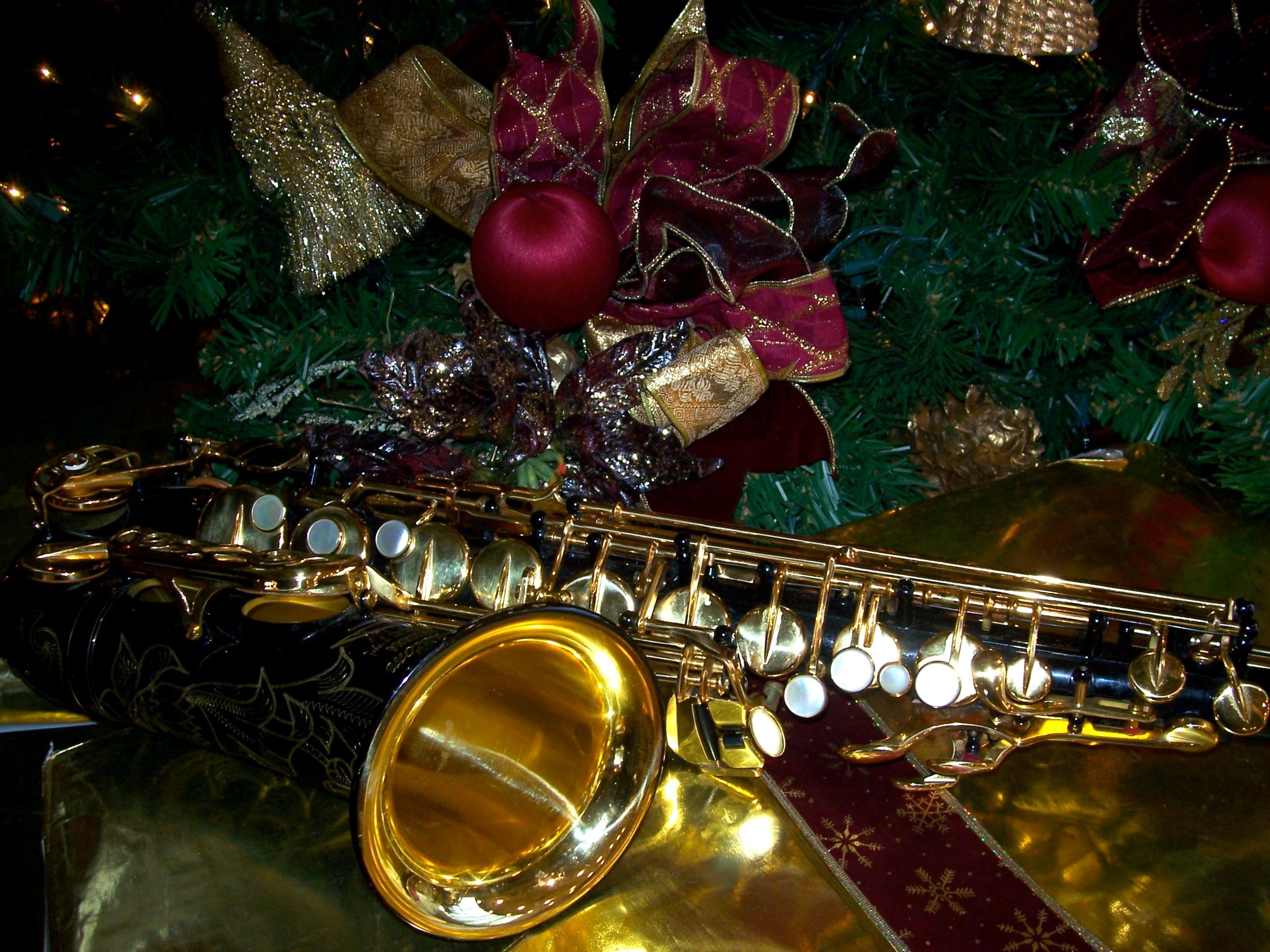 New year's song. Саксофон. Новый год и музыкальные инструменты. Новогодняя музыкальная. Новогодние музыкальные инструменты.