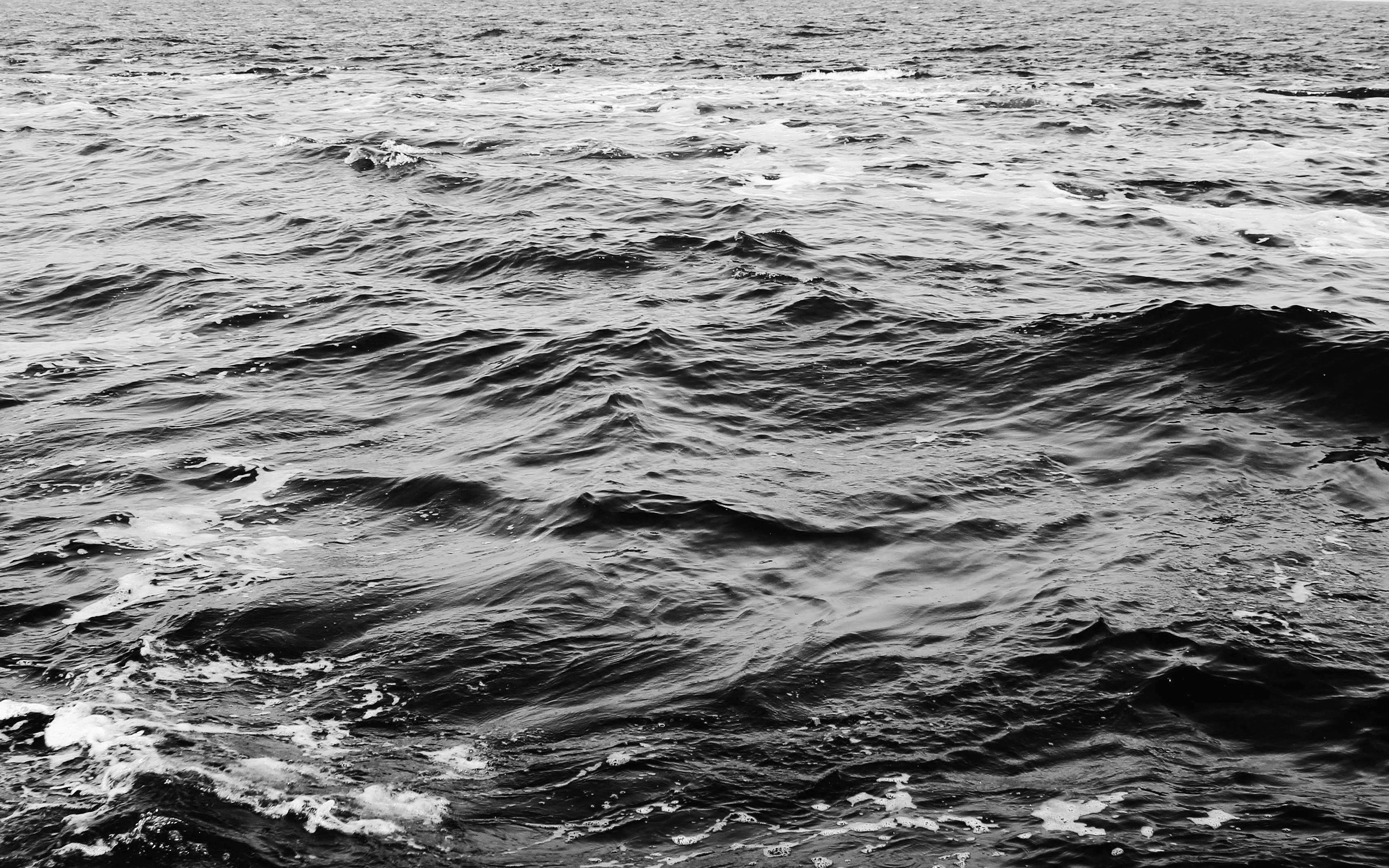 Текст черные волны. Темные волны. Море вода темная. Волны чб. Черные волны обои.