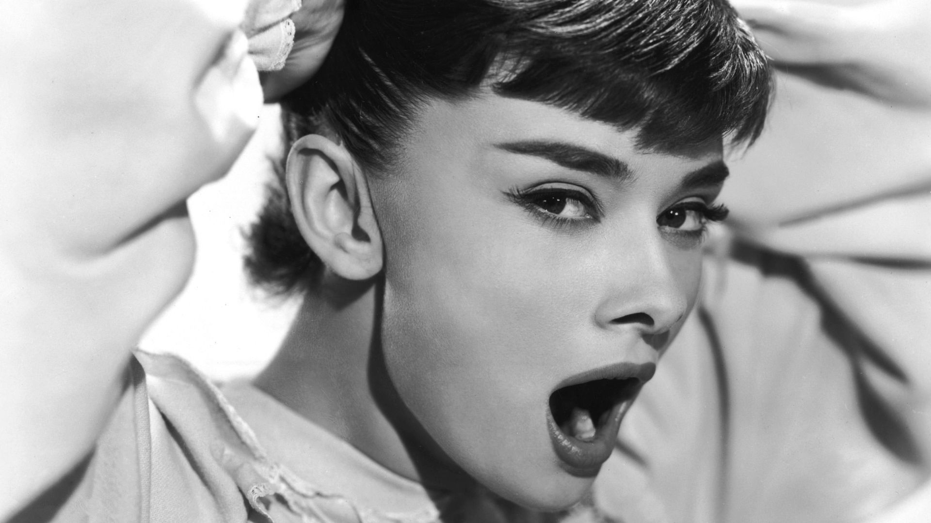 Audrey Hepburn Wallpapers 4k Hd Audrey Hepburn Backgrounds On Wallpaperbat