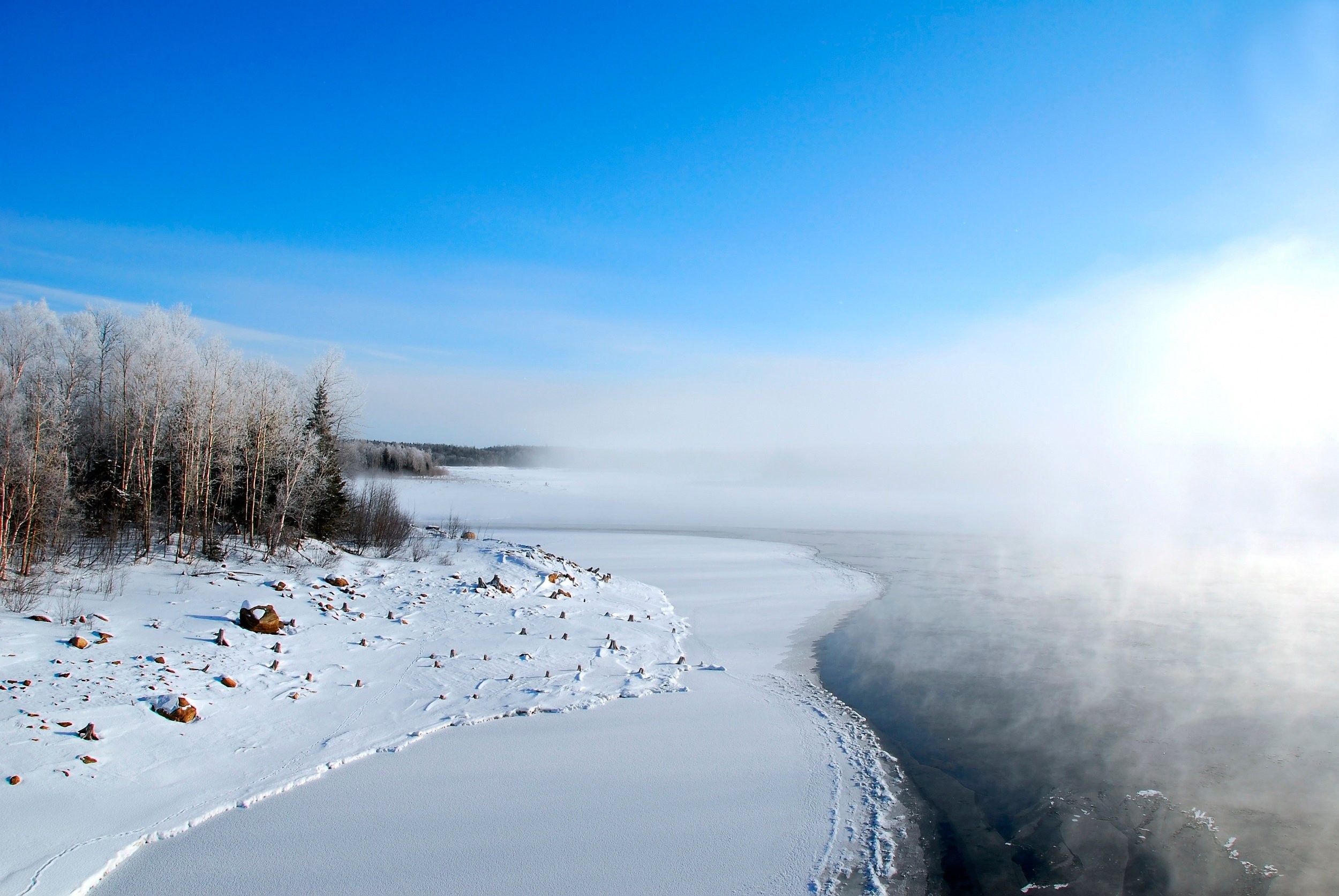 Зима на берегу озера. Чудское озеро зима. Чудское озеро зимой. Замерзшее Чудское озеро. Река зимой.