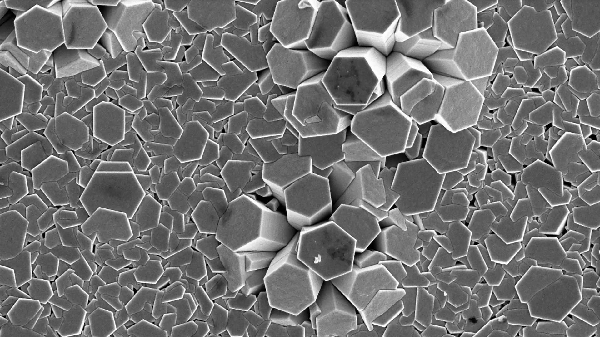 Микро металлы. Кристалл графена электронный микроскоп. Структура металла под микроскопом. Сталь под электронным микроскопом. Поверхность металла под микроскопом.