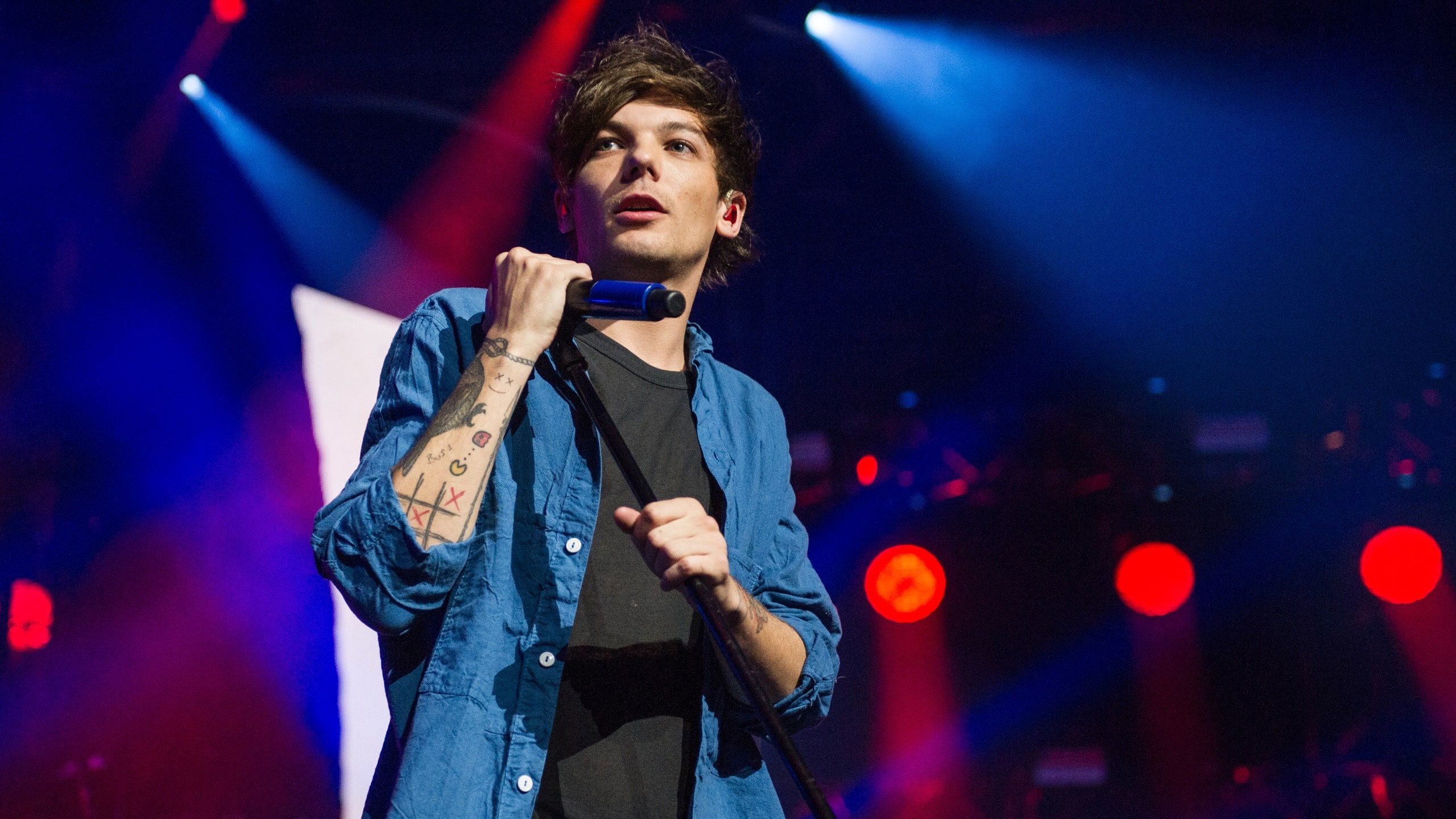 2560x1440 Louis Tomlinson On One Direction's ... Wallpaper