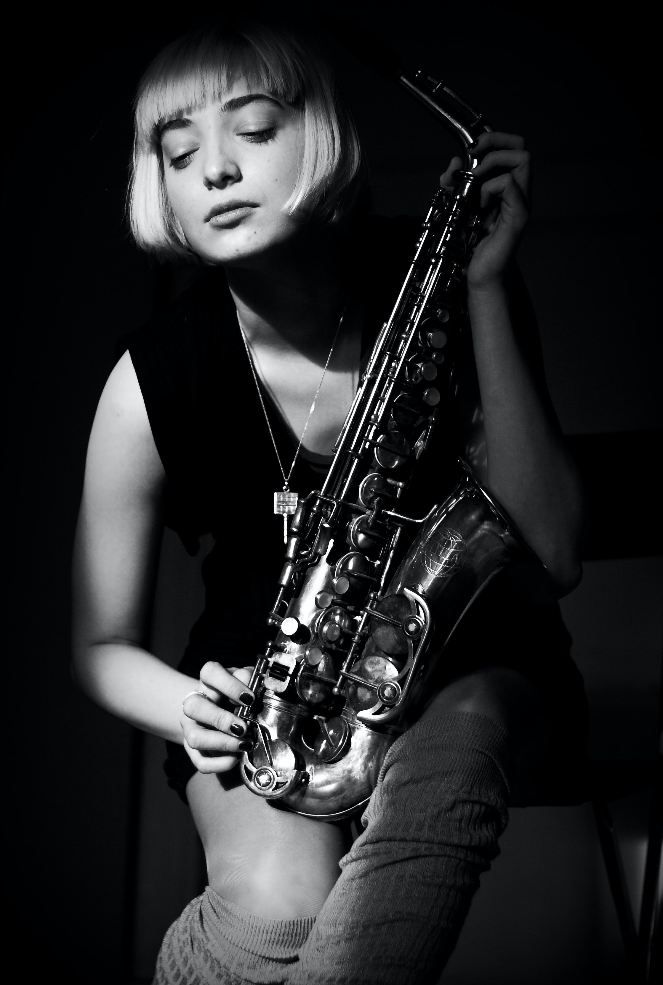Девушка на саксофоне в студии. Девушка с саксофоном. Женщина с саксофоном. Джаз ГАЗ. Holding Saxophone.