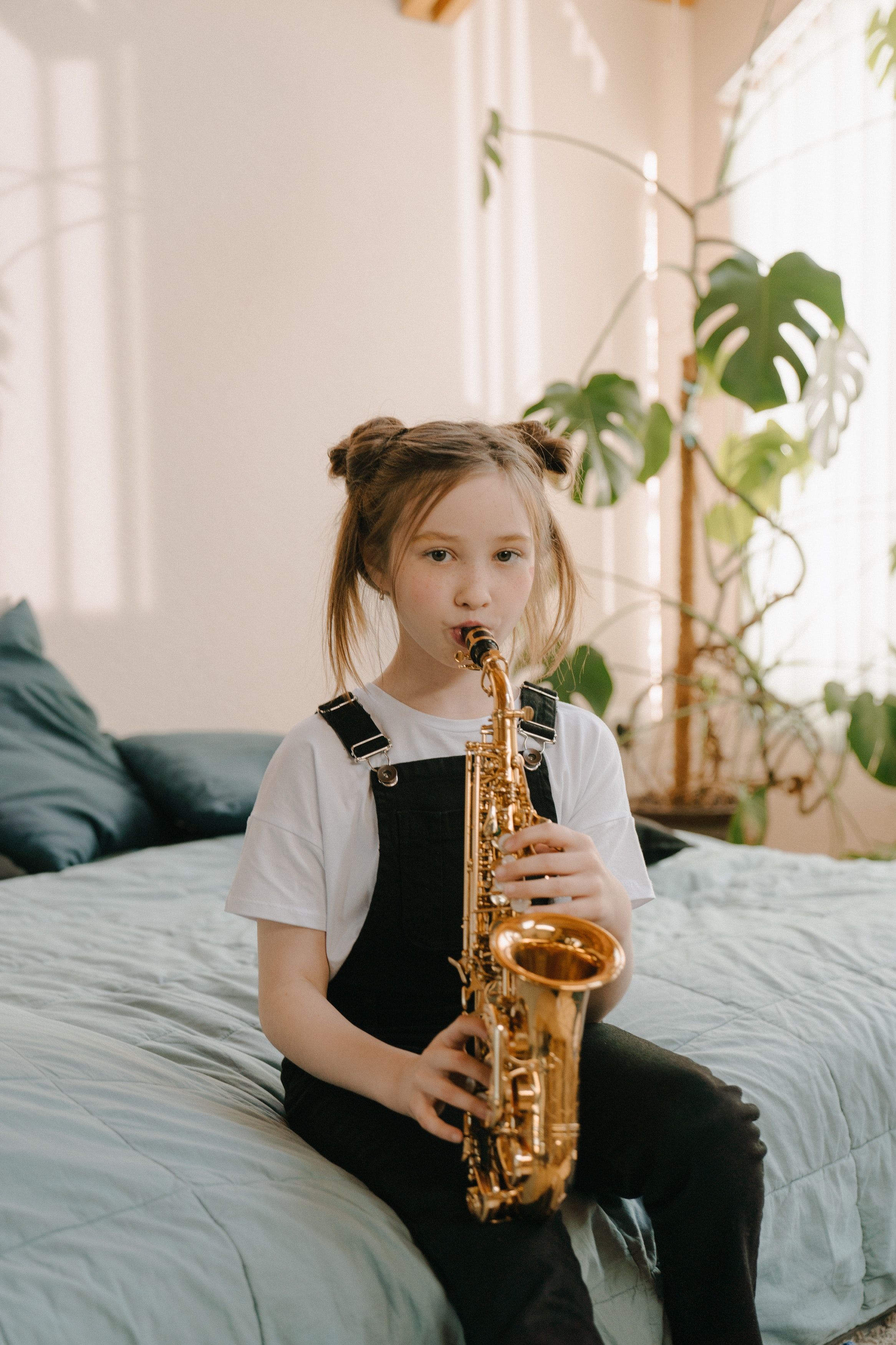 Playing saxophone. Саксофон дети. Мальчик с саксофоном. Девочка с саксофоном. Малыш с саксофоном.