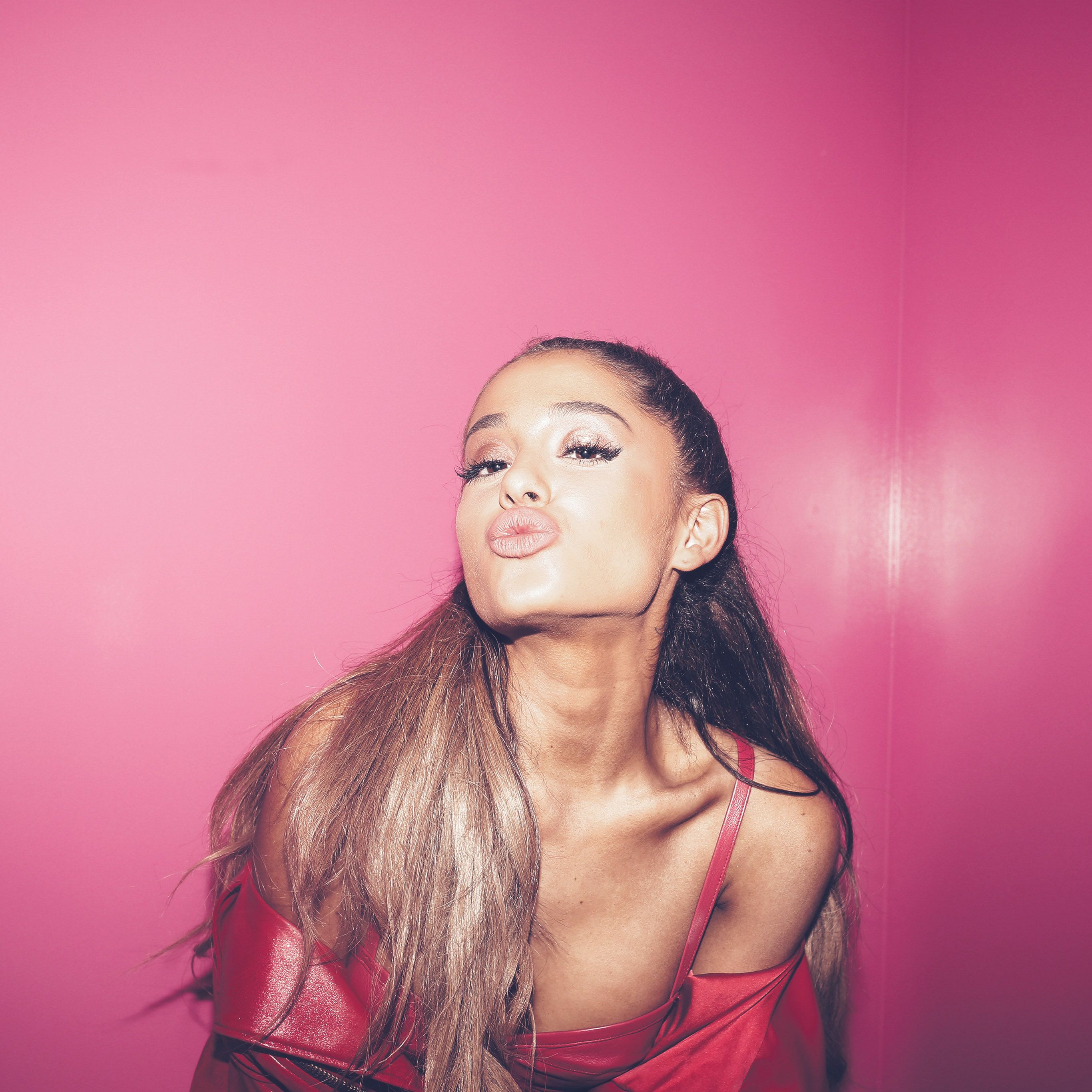 2732x2732 hi79-ariana-grande-kiss-lips-artist ... Wallpaper