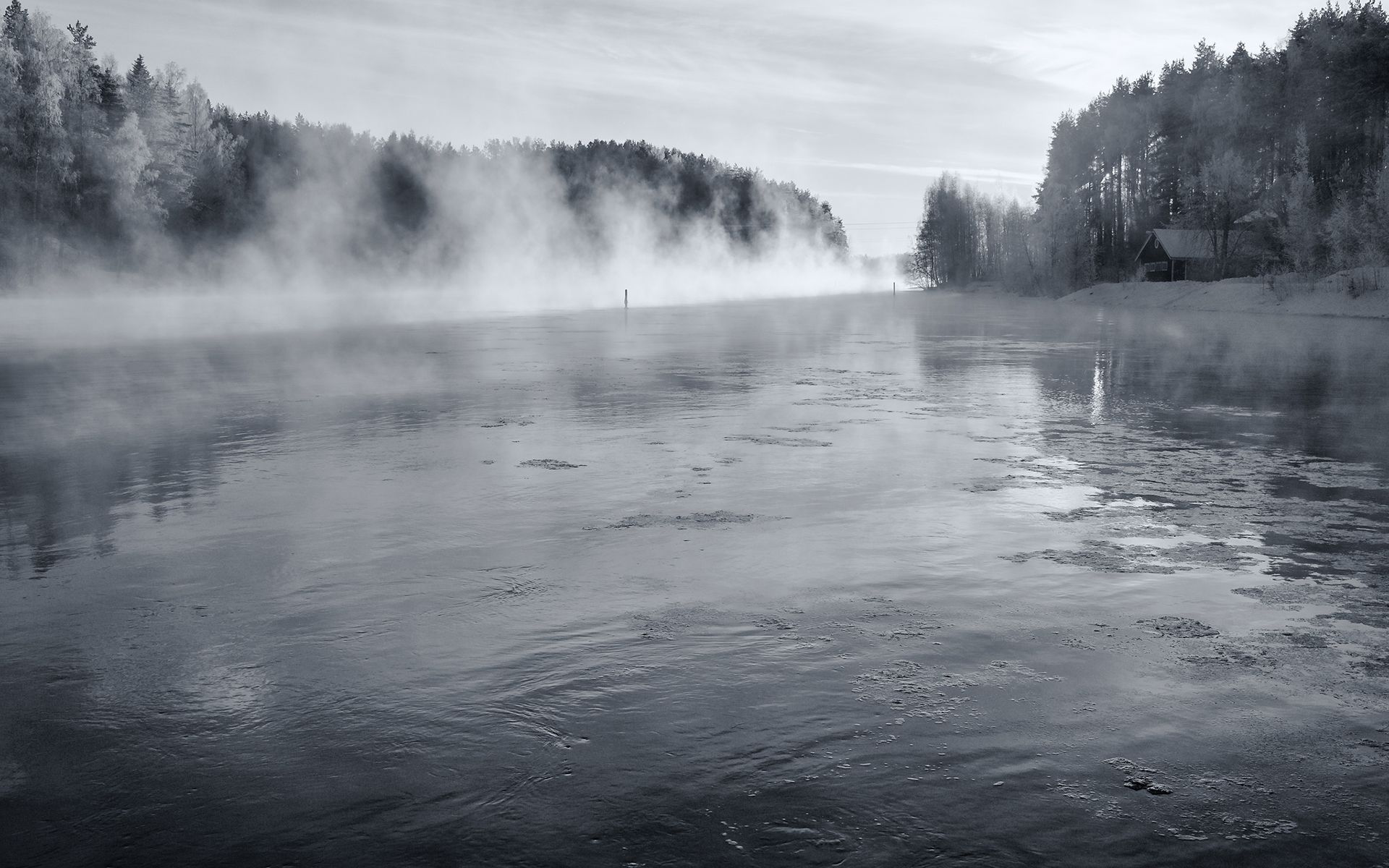 Дым в озерах. Озеро в тумане. Пар над водой. Пар над озером. Туман на воде.