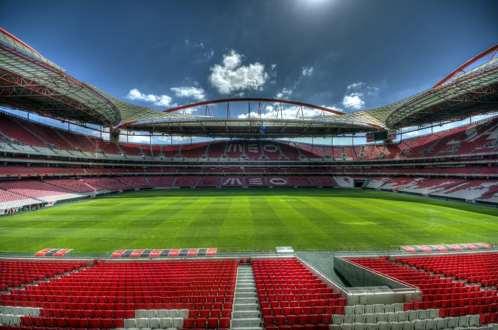 Стадион х. Стадион Эштадиу да луж. Estadio da luz стадион. Стадион Бенфики. Стадион да Луш в Лиссабоне.