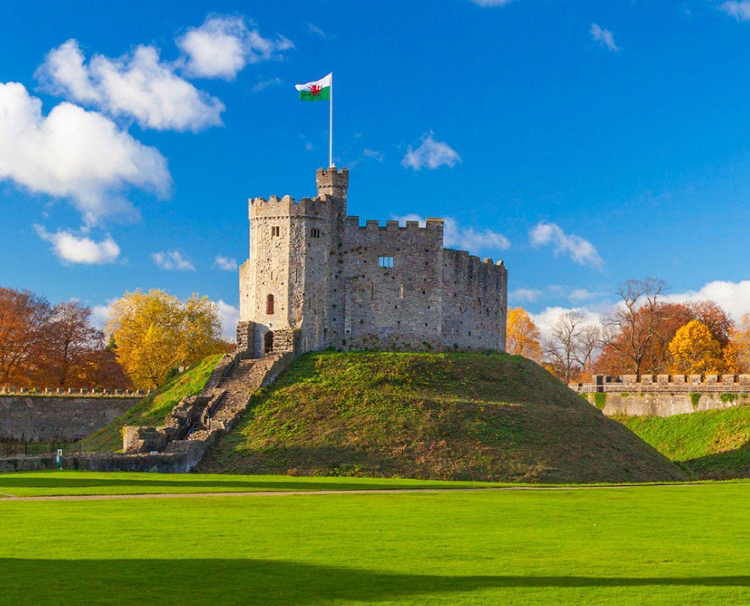 A castle is a place. Замок Кардиффский Уэльс. Кардифф столица Уэльса. Замок «Кардифф» в Кардиффе. Кардифф Англия достопримечательности.