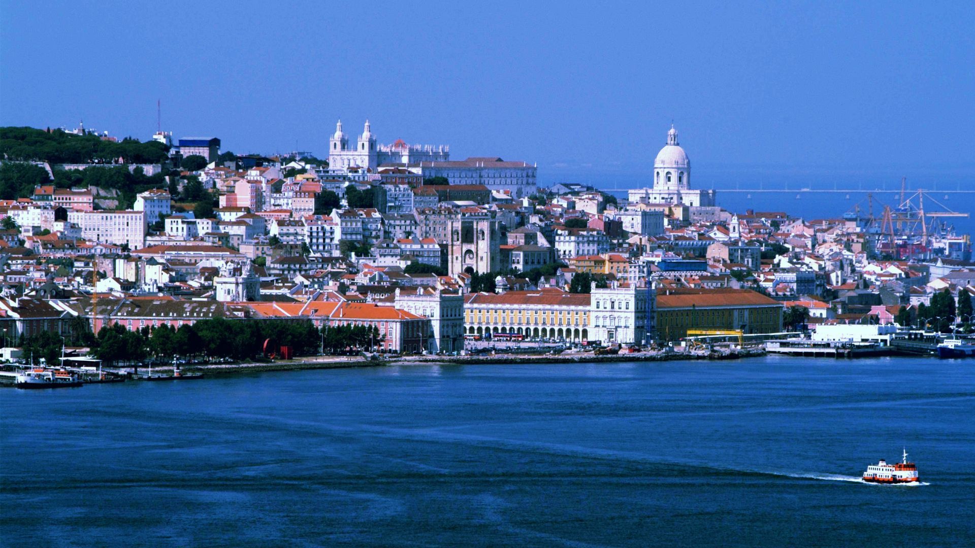 Lisboa. Лиссабон столица. Португалия Лиссабон вид с моря. Лиссабон вид на Тежу. Столица Португалии название.