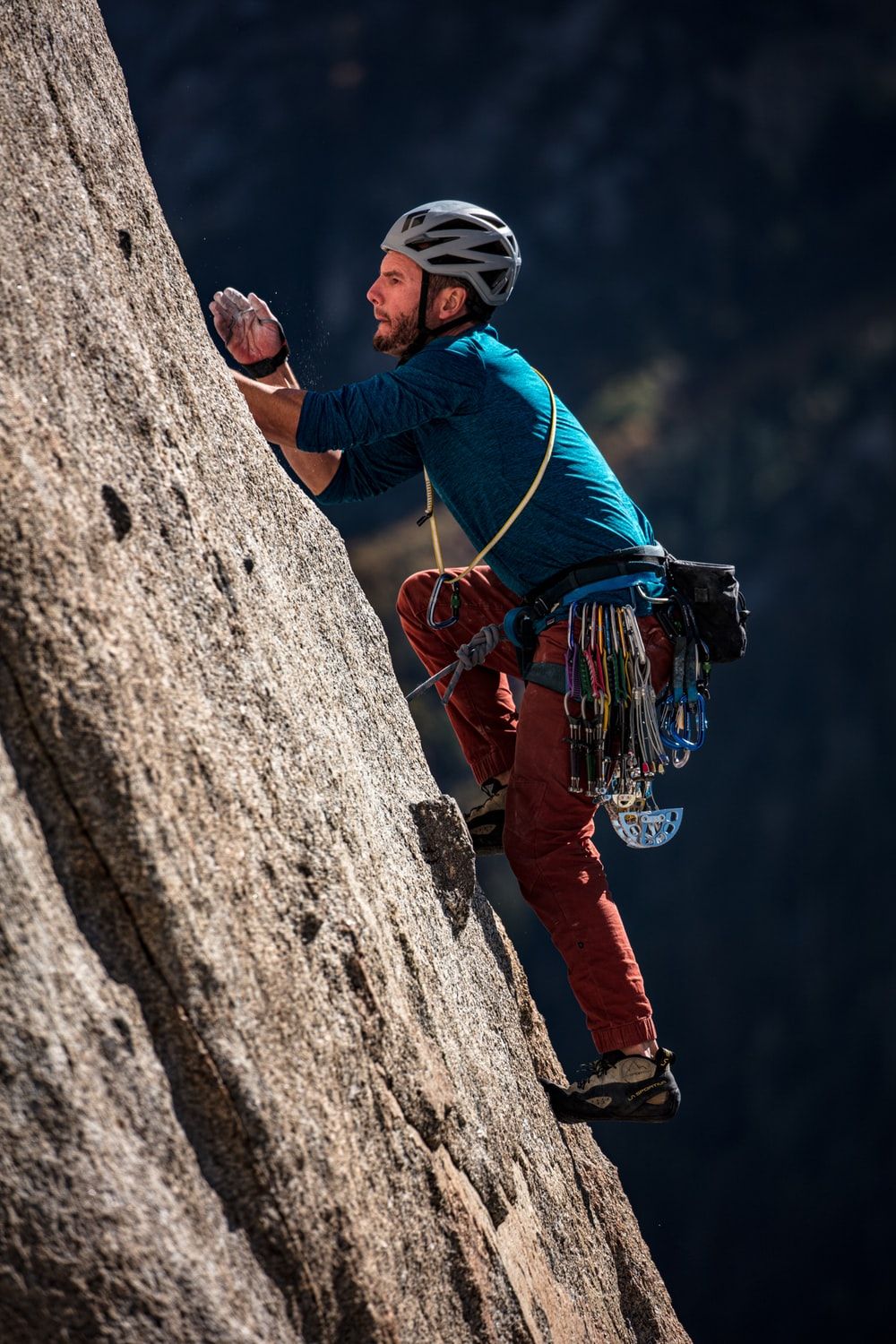 Climb up the mountain. Альпинисты. Скалолазание в горах. Скалолазание обои. Альпинист HD.