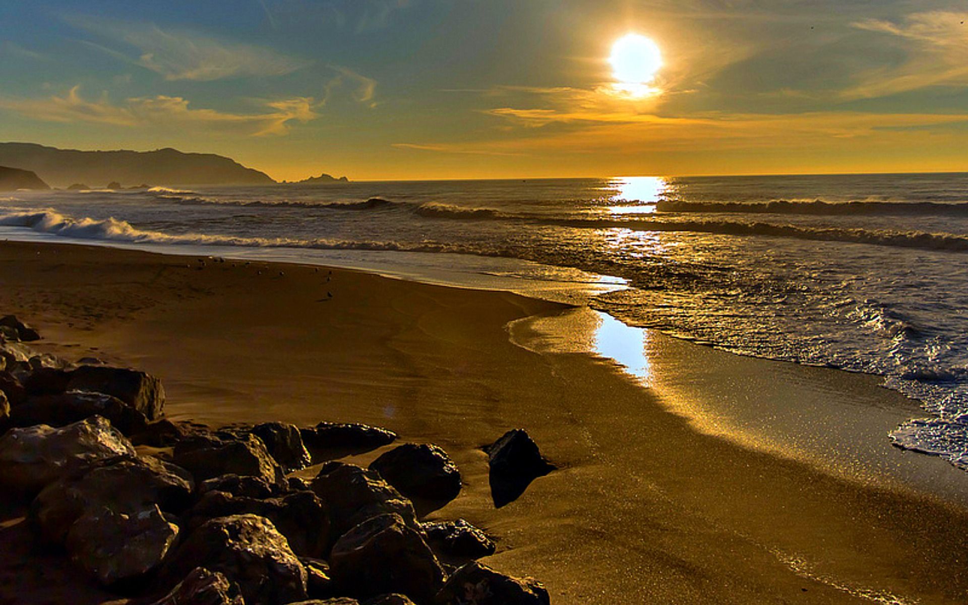 Gold sunset. Золотой закат на море. Золотистый закат море. Пейзаж в золотистых тонах. Море золота.