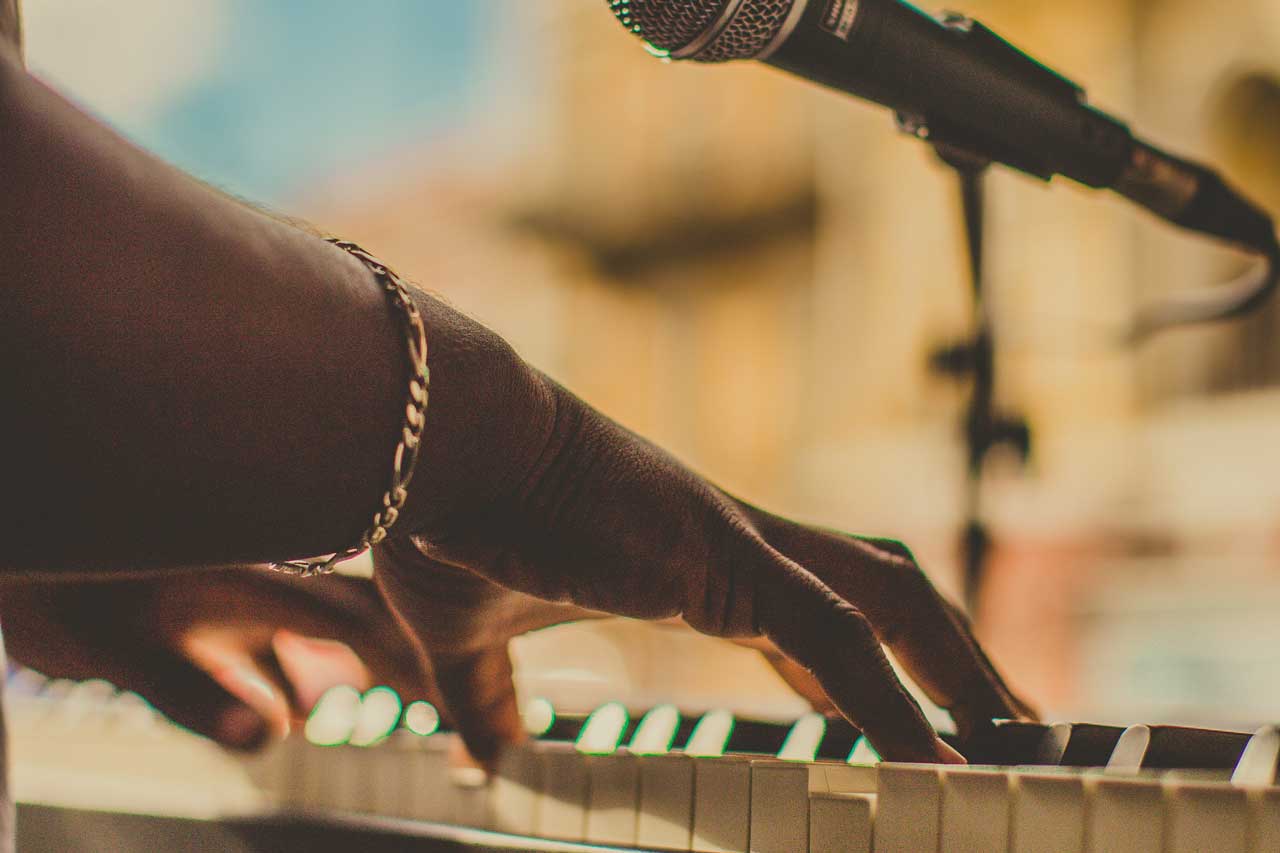 Piano with Microphone Wallpapers - 4k, HD Piano with Microphone