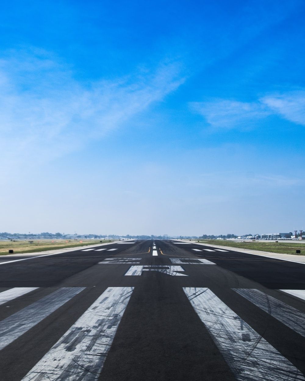 1000x1250 500+ Airport Runway Pictures [HD] | Download Free Images on Unsplash Wallpaper