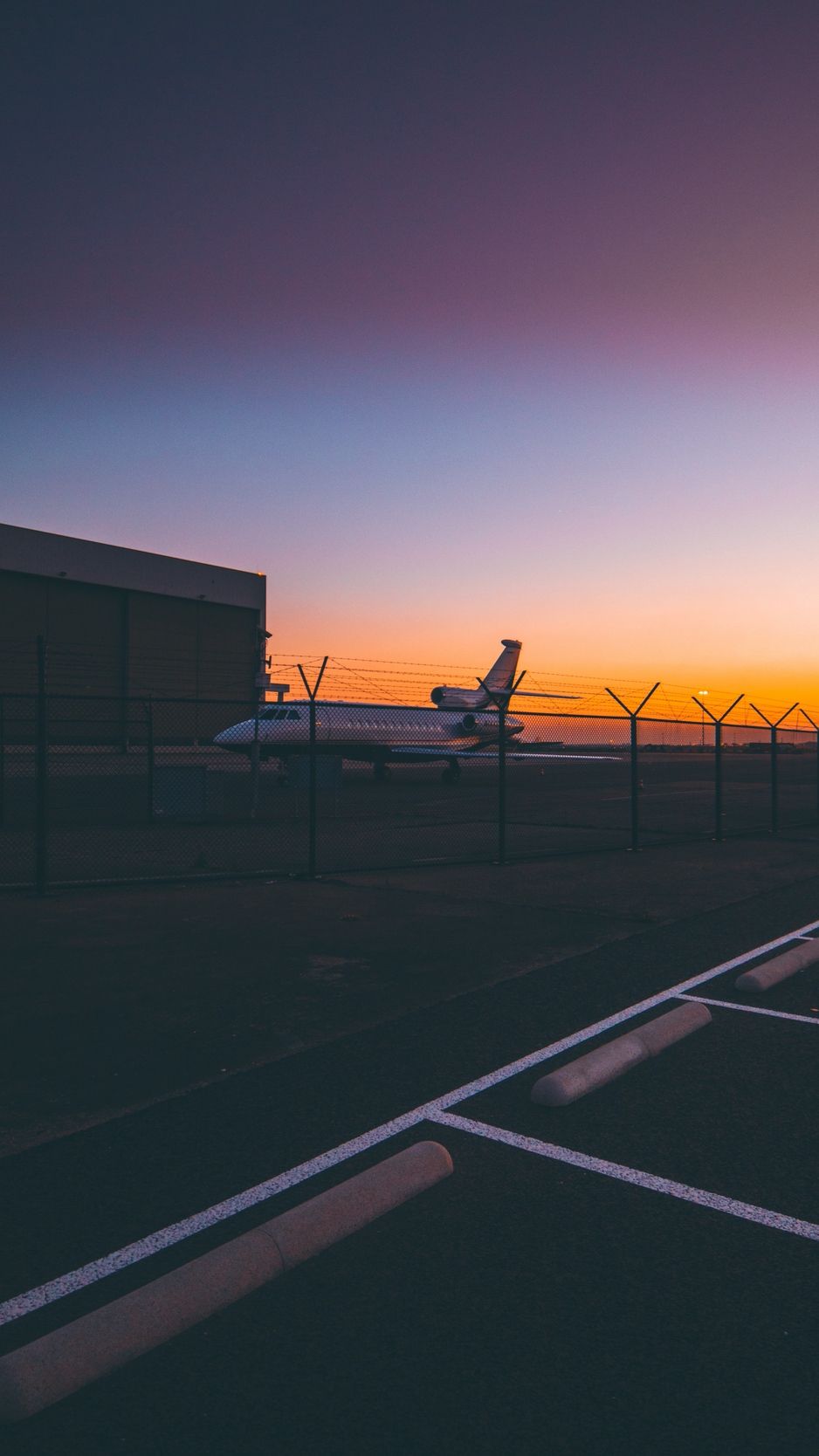 938x1668 Wallpaper Airplane, Airport, Runway, Sunset - Airport Runway Wallpaper  Iphone - 938x1668 Wallpaper - teahub.io Wallpaper