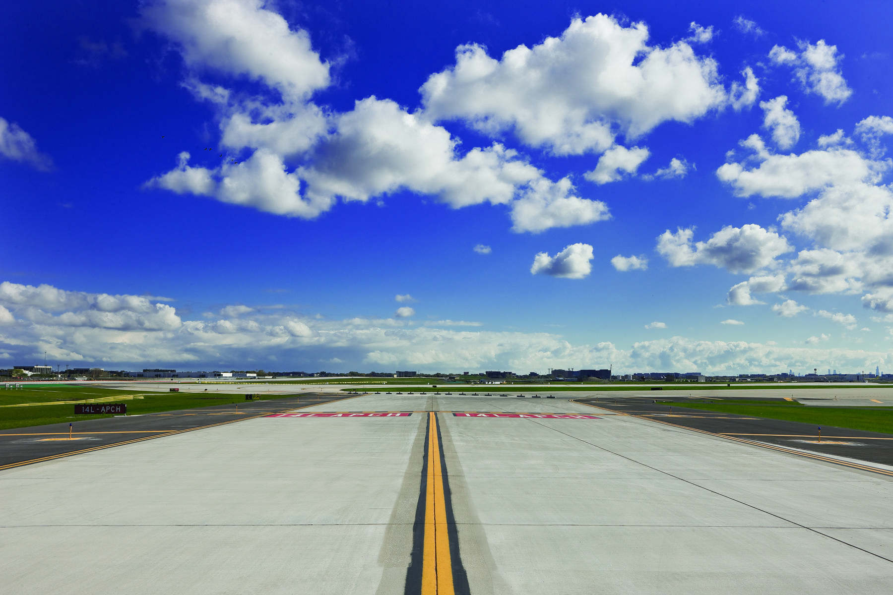 1800x1200 O'Hare Airport Runway 9L-27R: Taxiway | Wallpaper, Desktop wallpaper,  Country roads Wallpaper