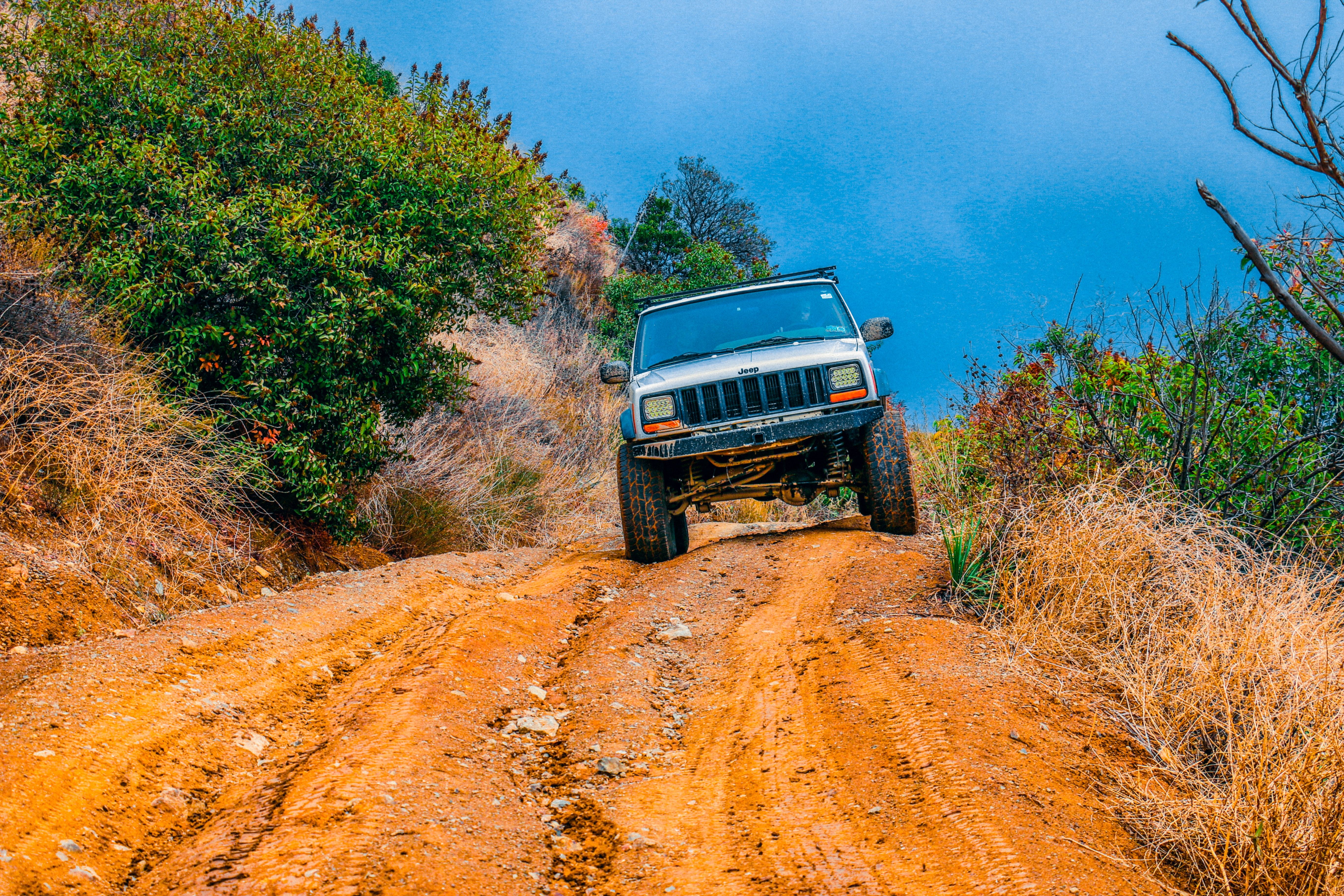 Of road. Cherokee Jeep Safari. Внедорожник на дороге. Джип в горах. Оффроад.