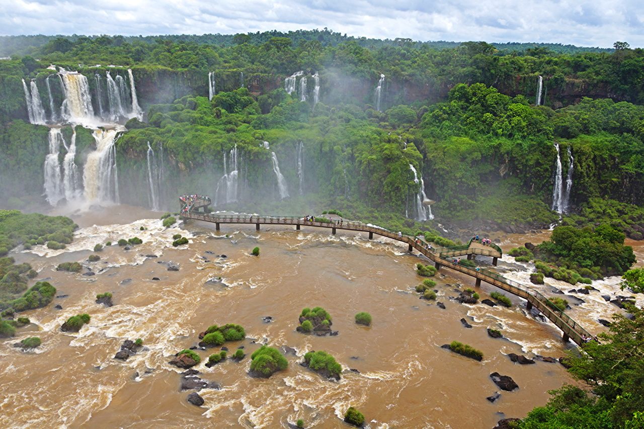 Водопад Игуасу. Река Игуасу Бразилия. Бразилия природа. Бразилиа природа. Природные воды бразилии