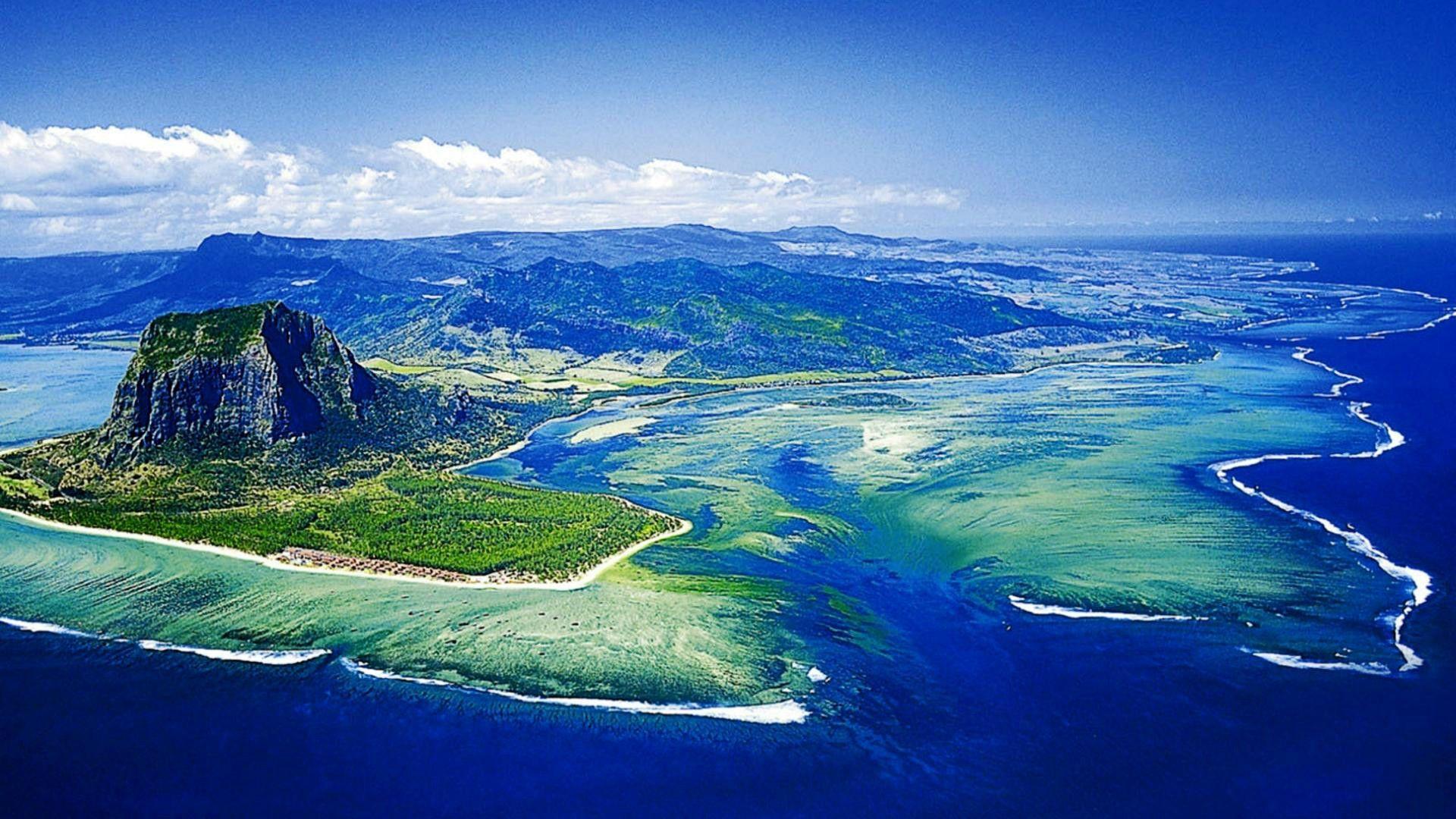Индийский океан острова страны. Ле-Морн-Брабан. Залив Антонгил Мадагаскар. Маврикий остров. Мадагаскар материковый остров.