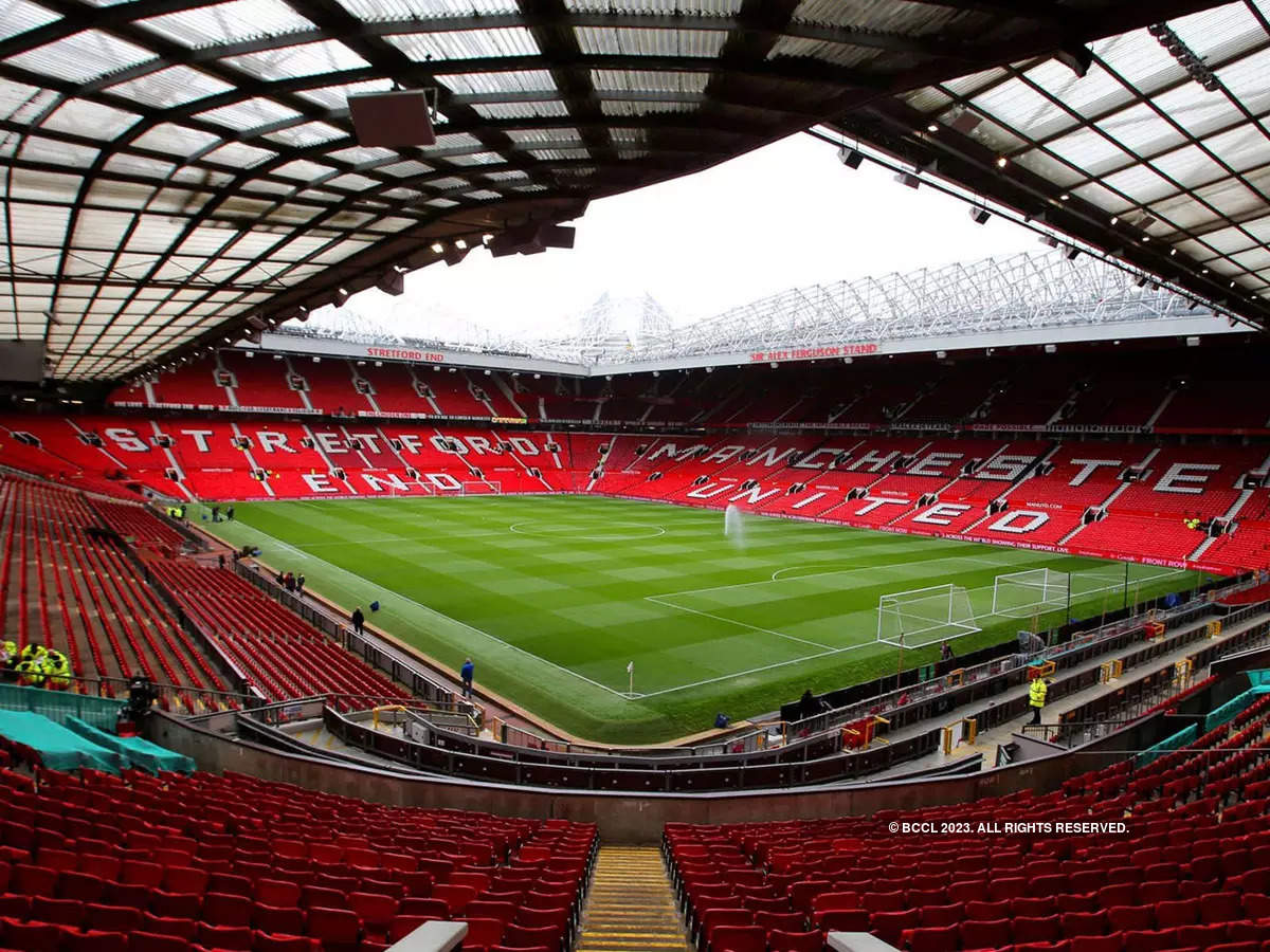 Football team play at old trafford. Стадион Манчестер Юнайтед. Олд Траффорд. Олд Траффорд фон. Олд Траффорд в майнкрафт.